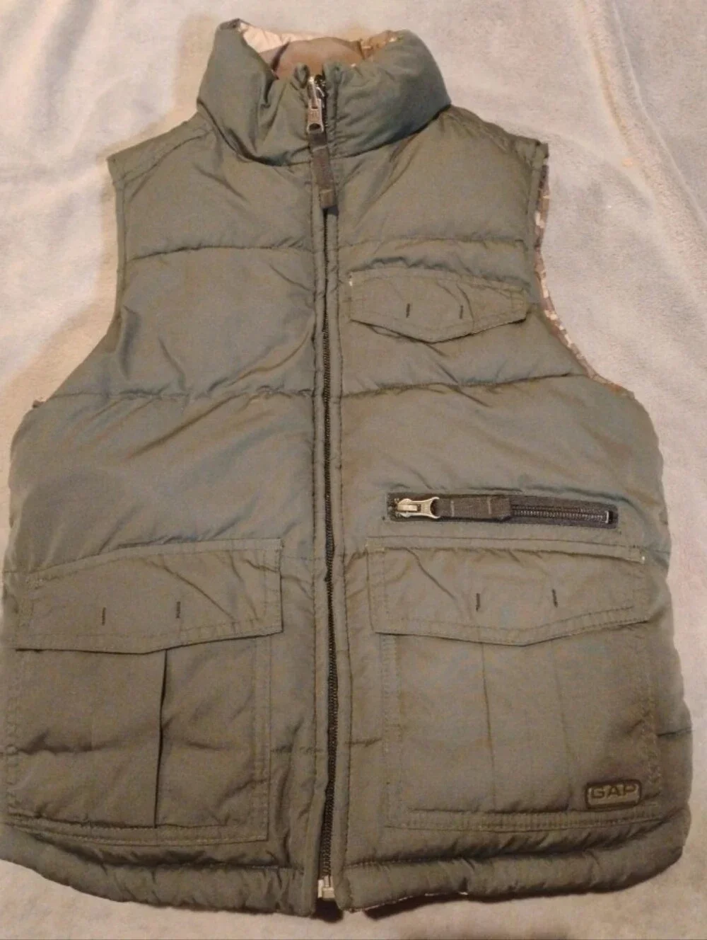 Gap Kids Reversible Puffer Vest Olive Green Camo Pockets Warm - Size S 6-7